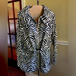 ANIMAL PRINT LIGHTWEIGHT JACKET WITH GOLD ACCENTS